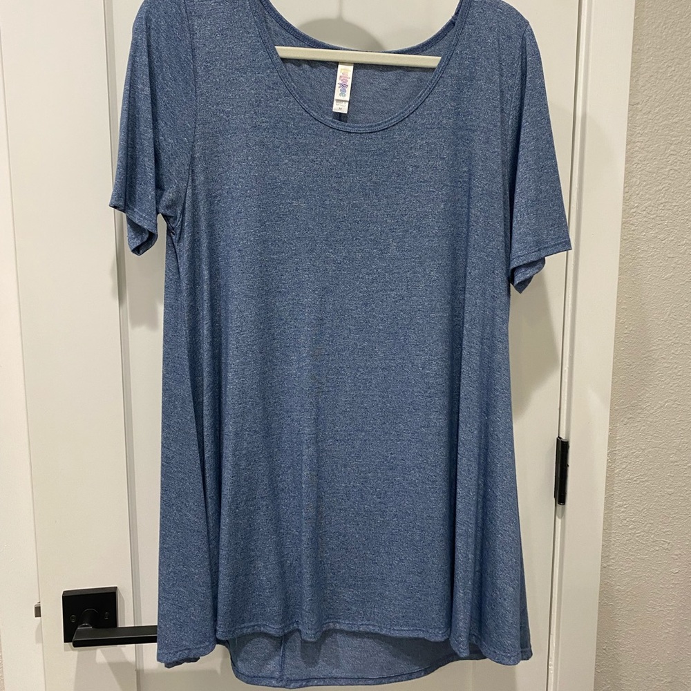 🔥3 for 20🔥 LuLaRoe Tee in heather blue. Sz M.